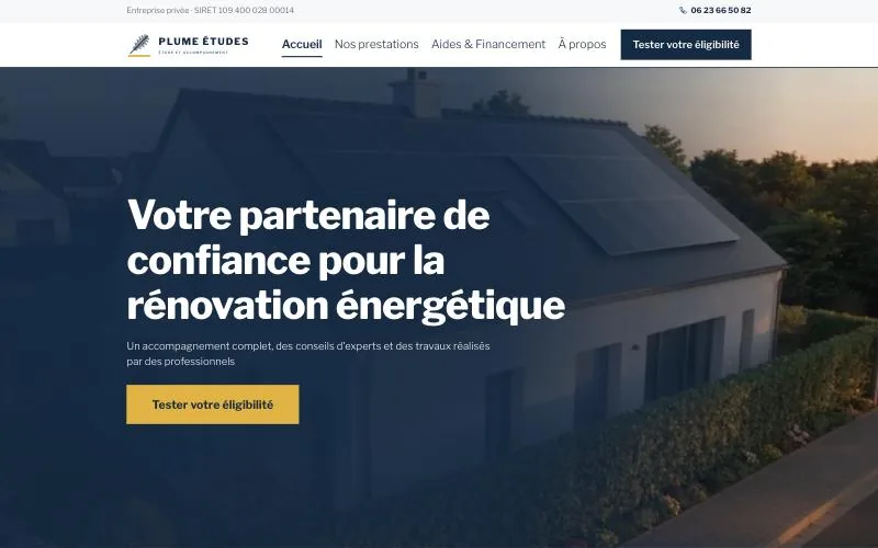 La page d'accueil du site de Plume Études : un bandeau photo de panneaux
              solaires sur une maison, le titre « Votre partenaire de confiance pour la
              rénovation énergétique » et un bouton jaune « Tester votre éligibilité ».